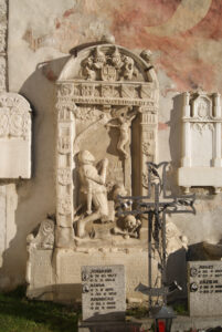 Grabdenkmal für Dionys (I.) von Rost an der Kirche von Aufhofen
