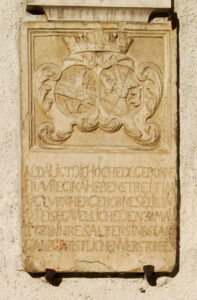 Grabstein für Regina von Hebenstreit an der Pfarrkirche von Aufhofen